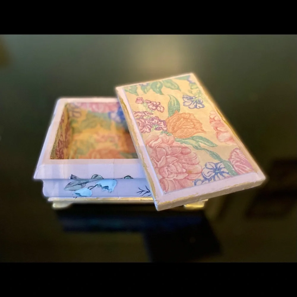 Hand painted vintage keepsake box, floral decor. - Picture 8 of 9